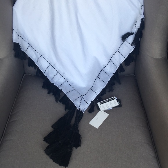 STEVE MADDEN RUNNING STITCH TASSEL SCARF WRAP - Picture 3 of 4